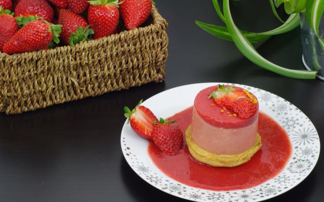 Entremets fraise cardamome et sa soupe de fraises