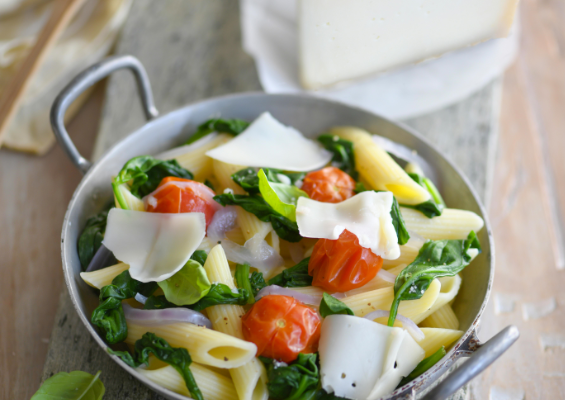 One pot pasta aux tomates cerise, épinards et tomme de chèvre
