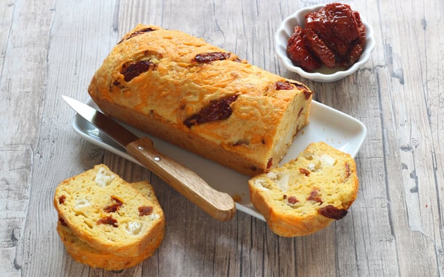 Cake mimolette, fromage de chèvre et tomates séchées