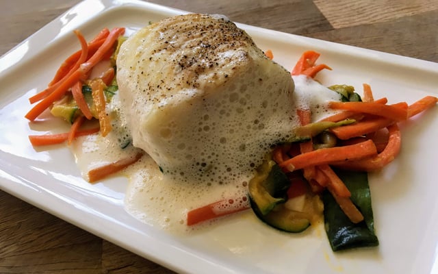 Pavés de cabillaud, légumes et émulsion de fumet de poisson au gingembre