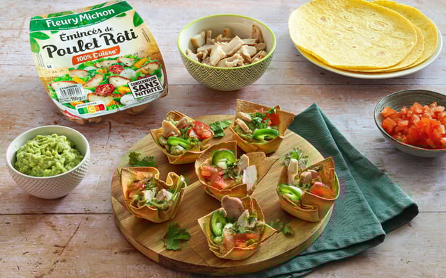 Taco-cups apéritifs au guacamole, tomates et émincés de poulet