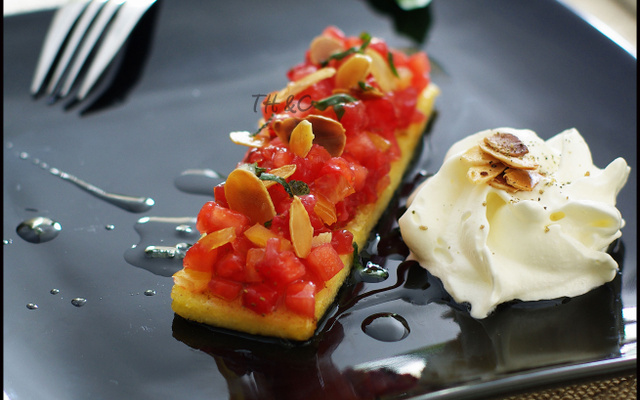 Tartare de tomate et de fraises, sauce vierge, galette de polenta et espuma au chèvre