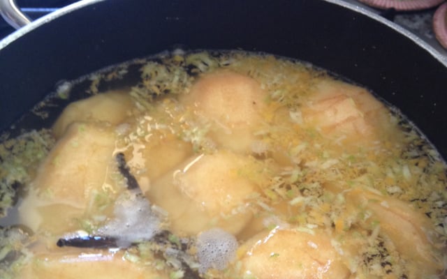 Coings pochés aux parfums d'agrumes et épices