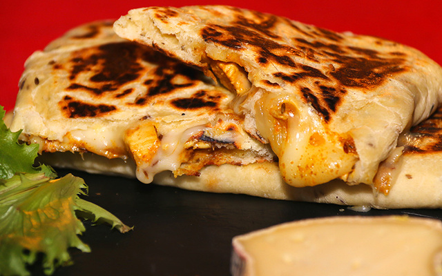 Naans à la tomme de Savoie farcis au poulet aux épices tandoori
