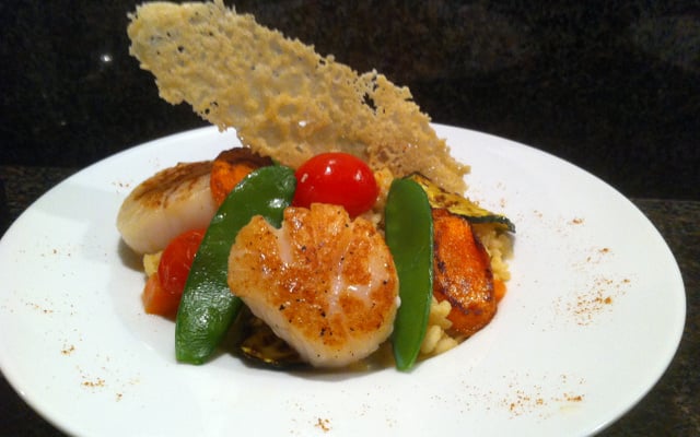 Noix de Saint-Jacques poêlées et son risotto aux herbes et petits légumes