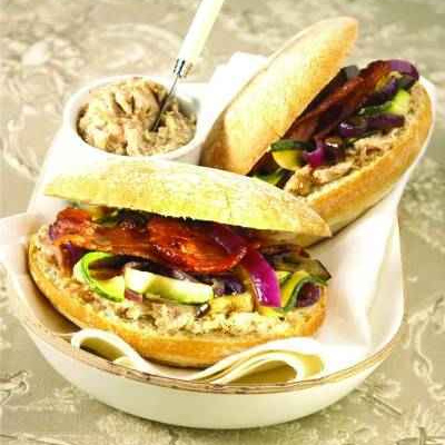 Pain-Bagnat aux  rillettes et  lard grillé