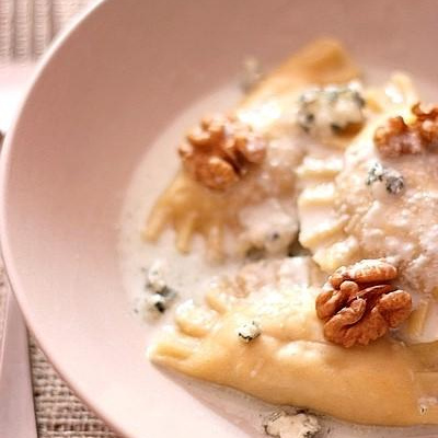 Ravioles fromagères au poulet et aux noix, sauce au Roquefort