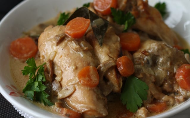 Mijoté de poulet à la bière et à la moutarde