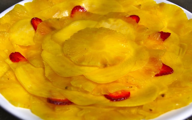 Carpaccio de mangue, ananas et fraises