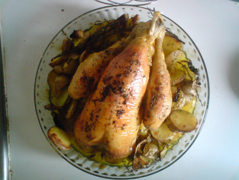 Poulet au four aux herbes sur lit de pommes de terres