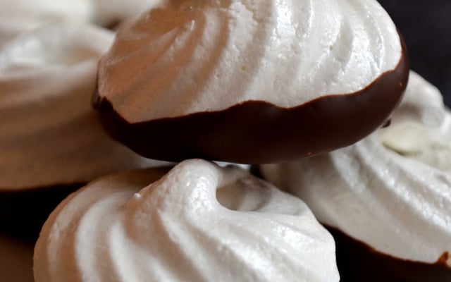 Meringues "black and white"