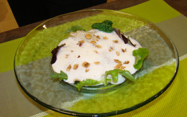 Raviole d'agneau presto sous une couverture de lard et de noisettes