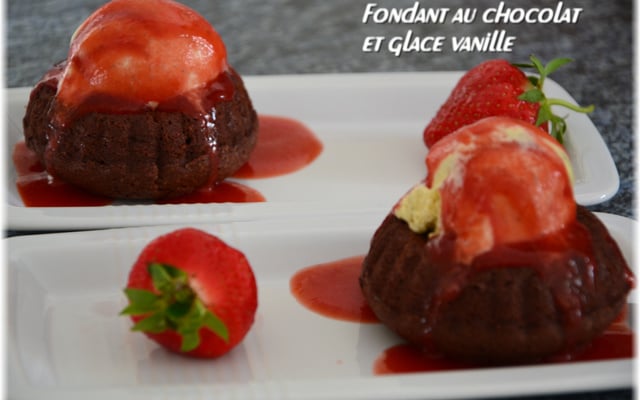 Fondant au chocolat, coulis de fraises et glace vanille