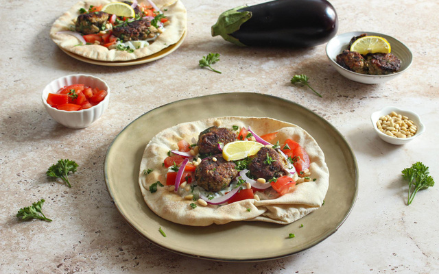 Gyros végétariens aux boulettes d’aubergines et tzatziki maison