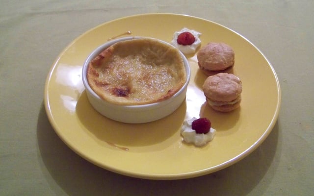Petit flan à la vanille et ses macarons vanille-framboise