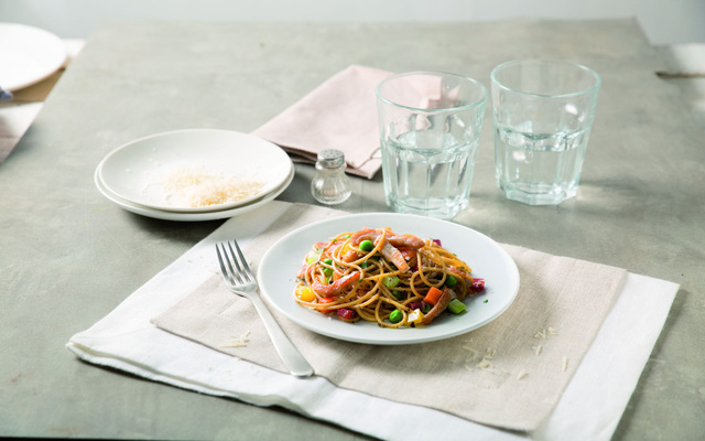 Spaghetti 5 céréales aux légumes colorés et poulet rôti