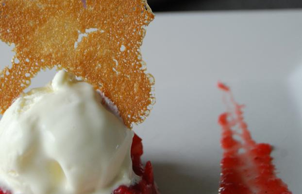 Tartare de gariguettes et tomates, sorbet mascarpone huile d'olive et sa fine tuile croustillante