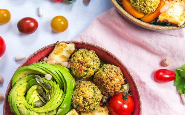 Salade de quinoa, haricots blancs et falafels de pois chiches