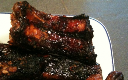 Travers de porc marinés au miel au barbecue