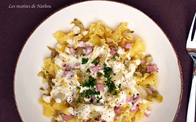 Pâtes corolles aux chicons et miel, sauce au brie