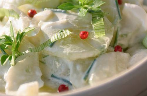 Salade de pommes de terre et oignons nouveaux