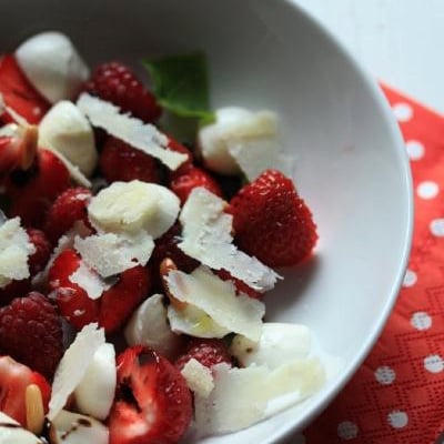 Salade sucrée-salée de fraises, framboises, mozzarella et parmesan