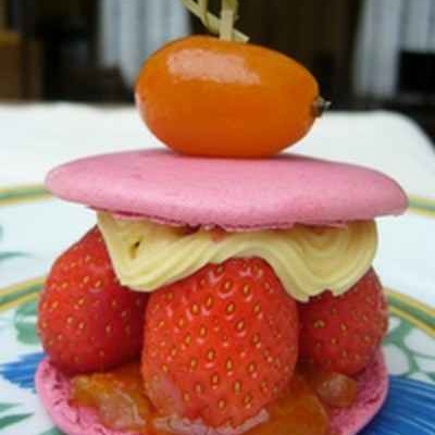 Macaron aux fraises et aux Kumquats confits et sa crème parfumée aux épices