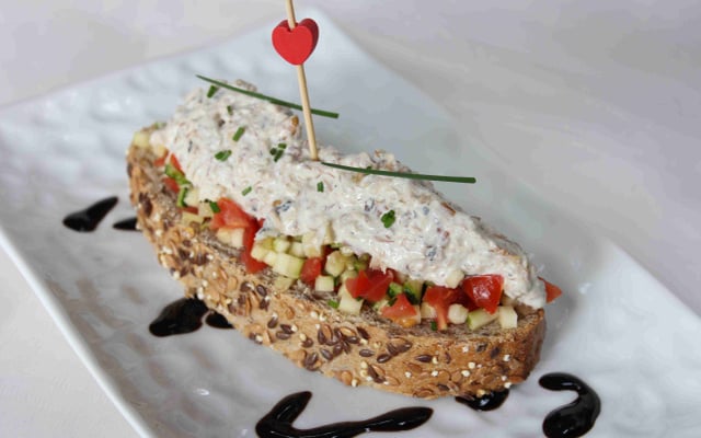 Tartine de rillettes de maquereaux à la crème de Saint Agur et aux noix, sur une brunoise de petits légumes