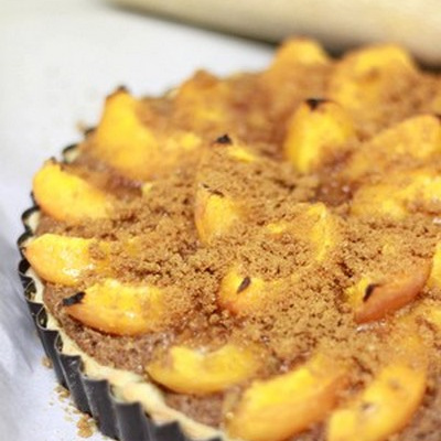 Tarte aux abricots sur crème de spéculoos maison au rhum brun