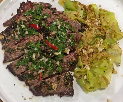 Bavette de bœuf sauce chimichurri et poireaux grillés