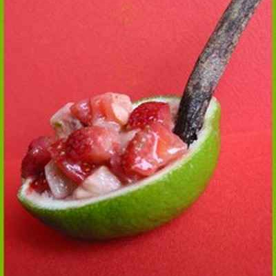 Saumon mariné et fraises à la réglisse en coque de citron ver