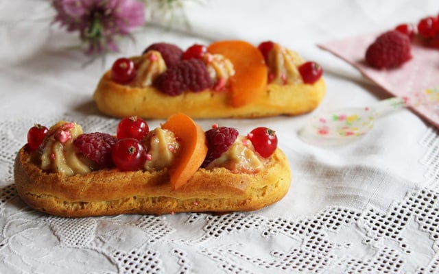 Eclair verveine, framboise, groseille et abricot, éclats de pralines roses