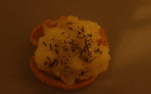 Mini-tartelettes de pommes de terre, pesto, viande des grisons