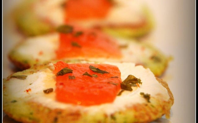 Pancakes de courgette, fromage frais et saumon