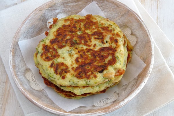 Crêpes de courgettes au fromage de chèvre & pignons