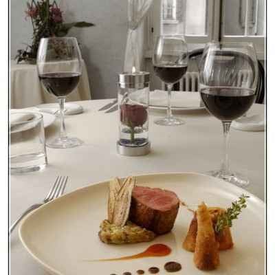 Un filet de veau du pays rôti à l'huile d'olives noires. Caviar d'aubergines et bonbon de ratatouille