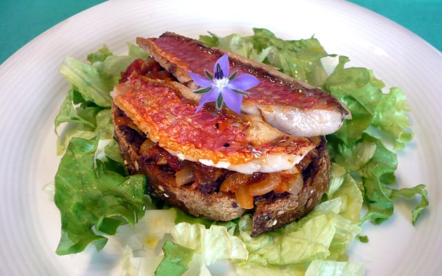 Filets de rouget à la méridionale façon tartine