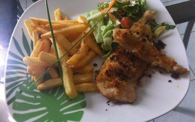 Filet de poulet pané, frites et salade