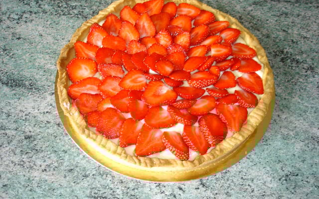 Tarte aux fraises, crème semi-mousseline et caviar de vanille