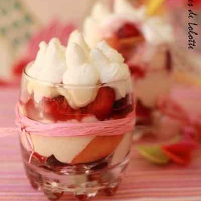Verrine méli-melo de fruits d'été, grapefruit curd et chantilly