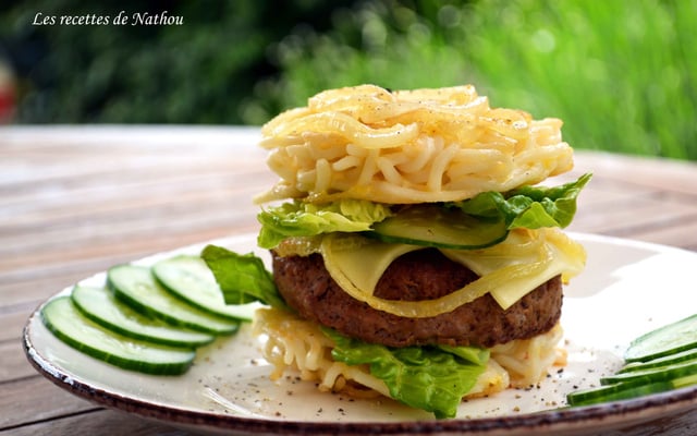 Burger aux nouilles japonaises (ramen burger)