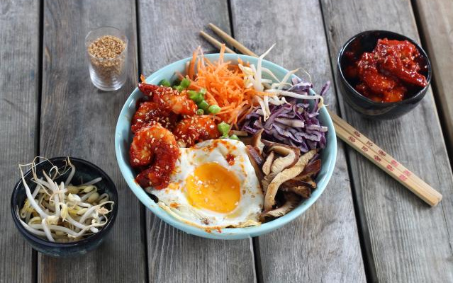 Bibimbap coréen aux crevettes, légumes et champignons