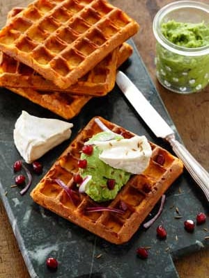 Gaufres de patate douce au chèvre-boîte et à l’écrasé d’avocat