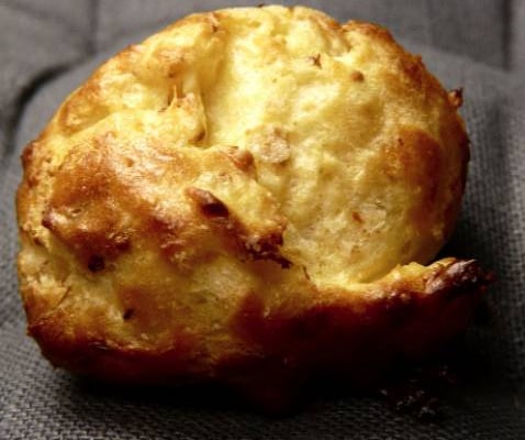 Gougères à la tome de brebis, aux figues séchées et noisettes