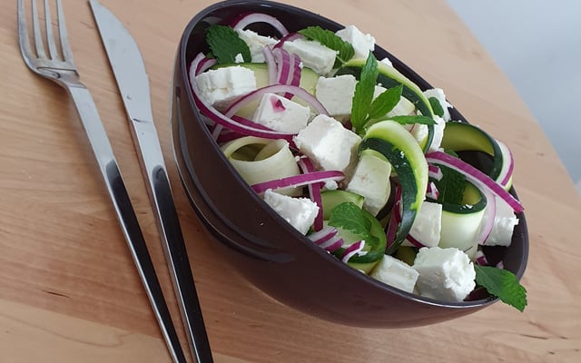 Salade de courgettes à la féta et menthe fraîche