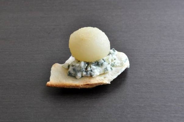 Tapas poires pochées au vin blanc gingembre anis étoilé et roquefort