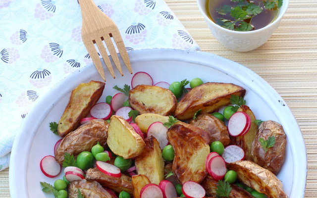 Salade de pommes de terre primeur rôties aux petits pois frais et radis