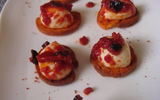 Mini tartine de mozzarella marinée à la tomate et aux olives