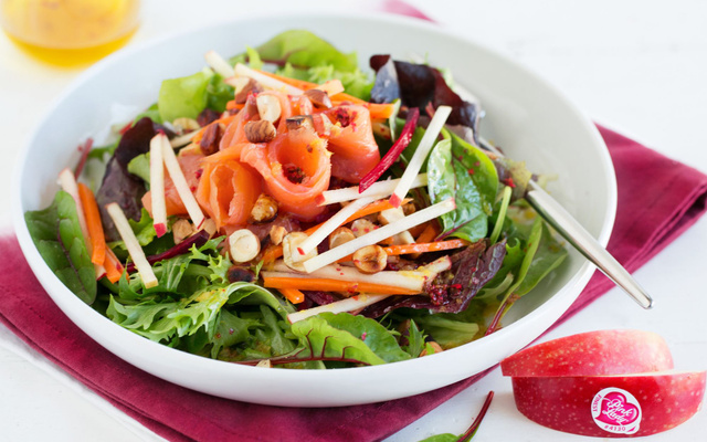 Juliennes de pommes Pink Lady® et salade de mesclun au saumon fumé