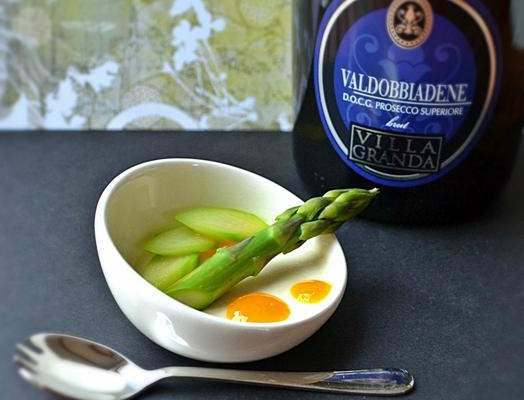 Panna cotta de parmesan aux asperges et au sirop d'orange